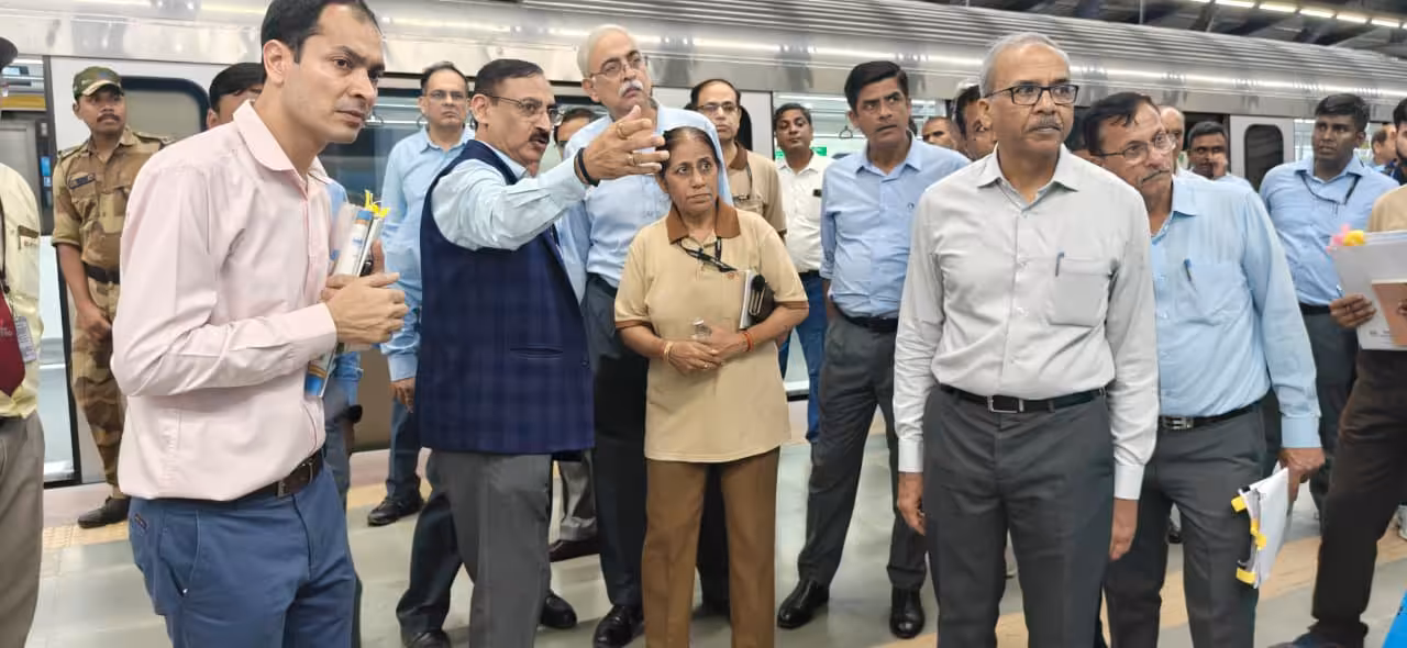 DMRC MD conducts night inspection on Blue Line to monitor progress of ongoing passenger amenity enhancement works